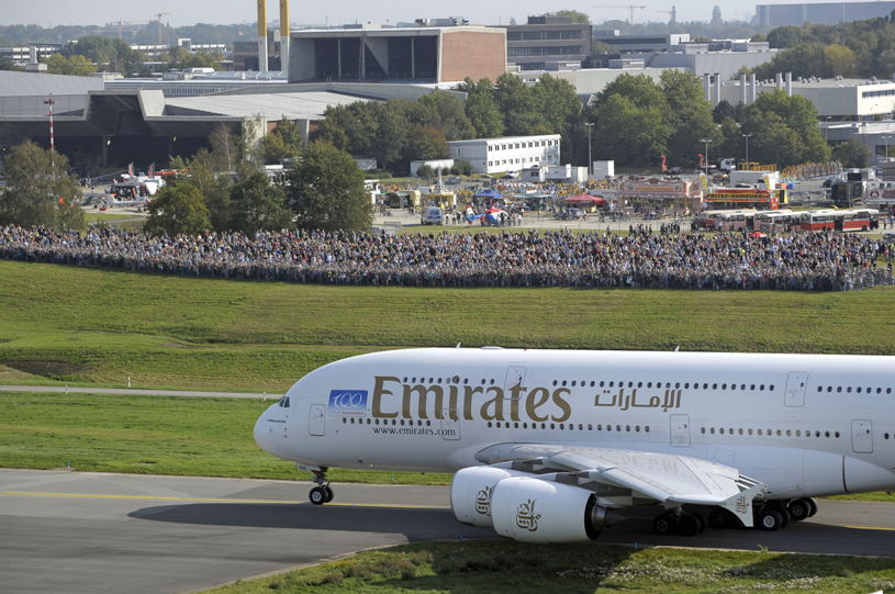 طائرة الإمارات A380 المتجه الى هامبورغ